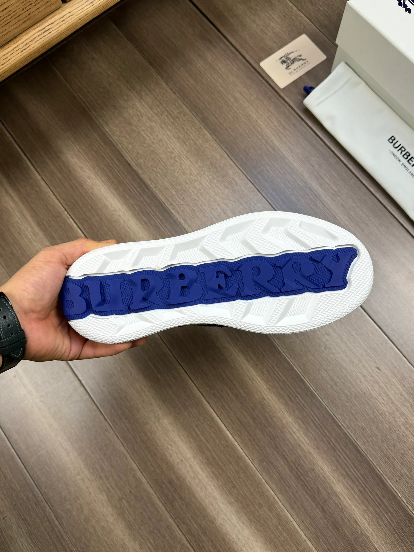 [BURBERRY] Burberry P360💰 - Original order 🔍🔍🔍 - Upper: imported 🔝 brand totem cloth, heel brand webbing decoration - Lining: water-dyed cowhide - Outsole: ultra-light rubber; two-color molded outsole - Super high quality control, fine workmanship: highlighted (high-end, extravagance, grade) -Size: 38-44 (Male 45, can be customized)